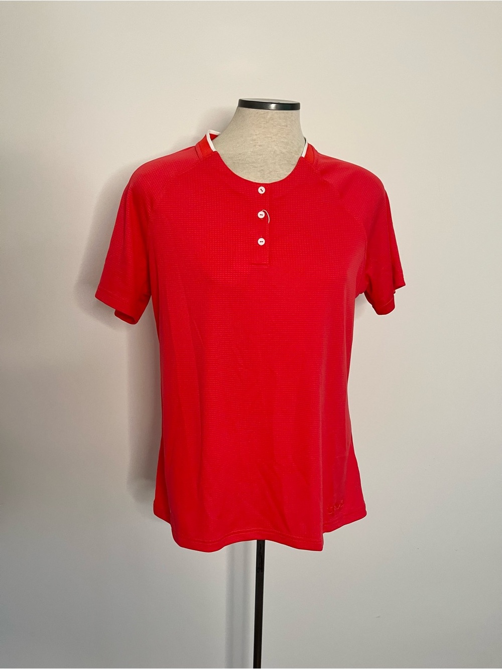 NWT Adidas Climachill upf 50 Women’s Red Short-Sleeve Henley Golf Top Shirt - Picture 2 of 9